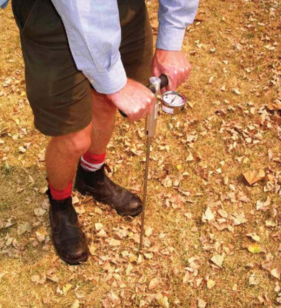 Измерение прочности почвы в поле с использованием пенетрометра