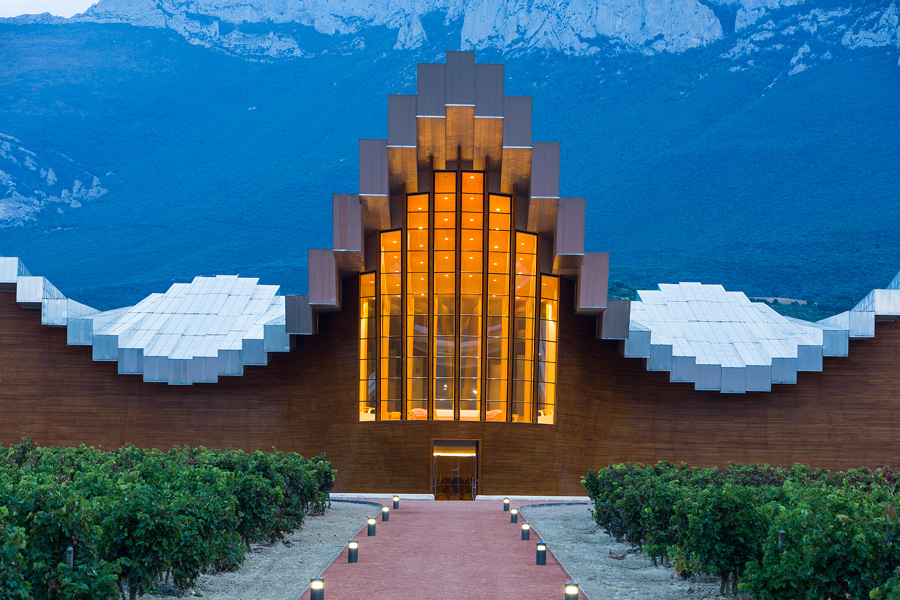 винодельня построена в 2001 году по проекту известного архитектора Сантьяго Калатравы
