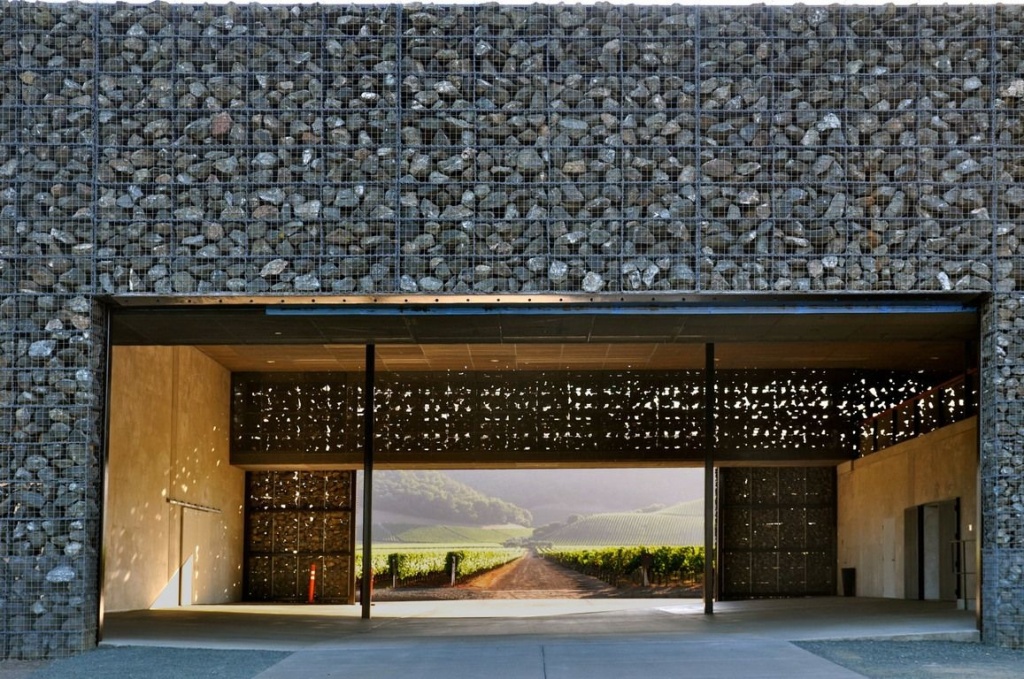 Необычное здание выполнено в виде металлических сеток, наполненных камнями.